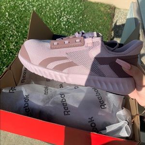 Reedbok athletic steel toe work shoes